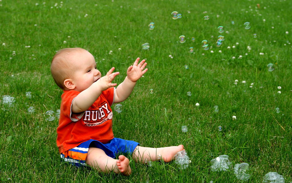 К чему снятся играющие дети. Ребенок и бабл. Bubble Play. Kids with Bubbles.