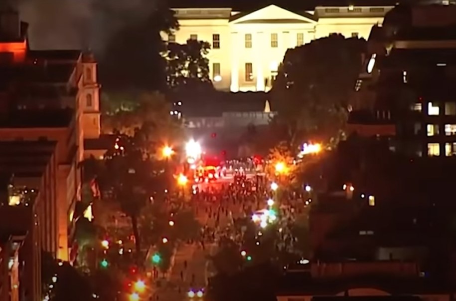 More than 50 Secret Service agents are injured in clashes outside the White House: Rioters throw Molotov cocktails in DC